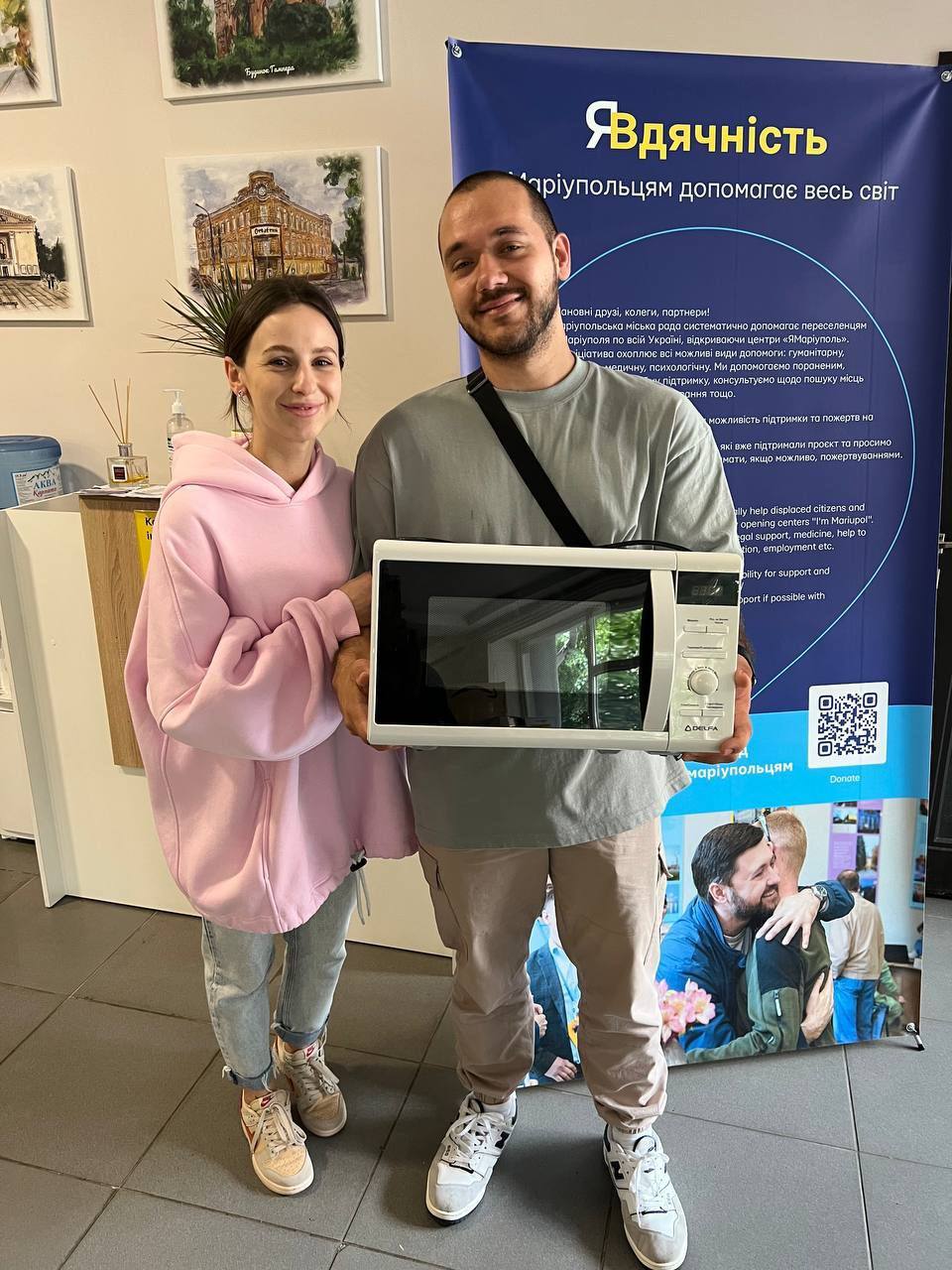 Андрій Зінько привіз до центру мікрохвильову піч