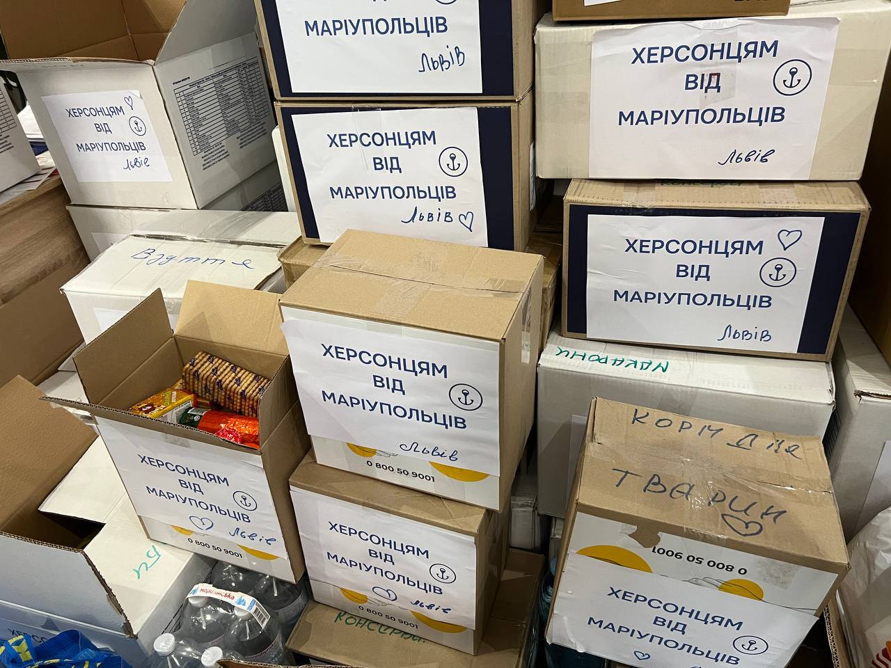 Зібрана та розфасована по коробках допомога для пострадалих мешканців Херсонщини