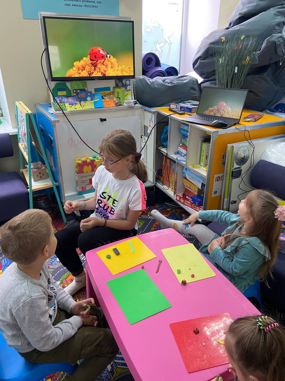 маленькі містяни опановувують цифрове обладнання проєкту Ideas box
