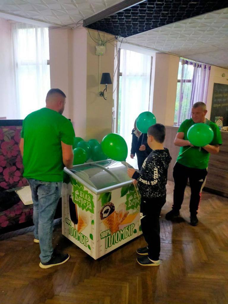 Представники торгівельної марки роздають безкоштовно морозиво