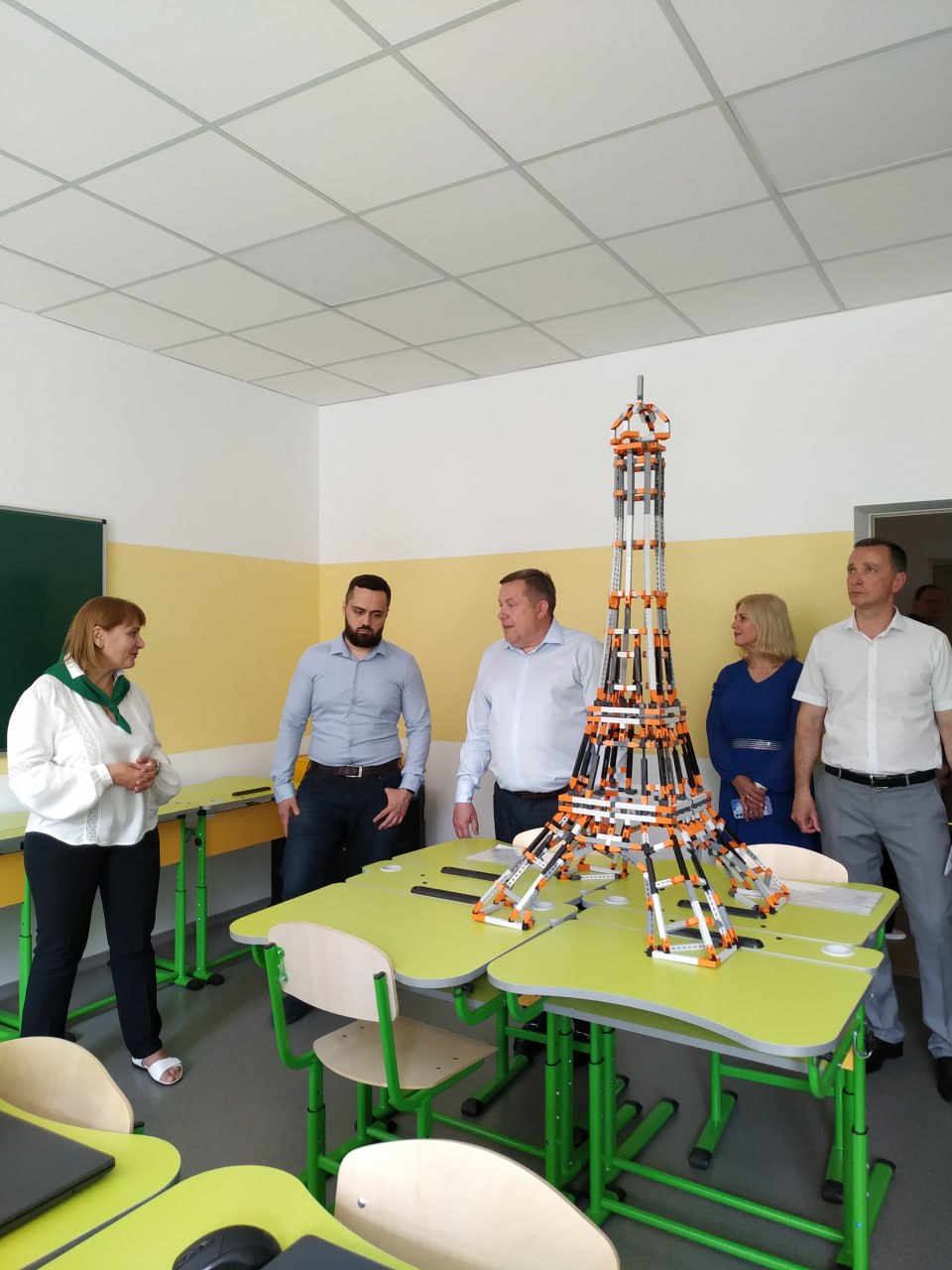 Гості оглядають один з навчальних класів ліцею