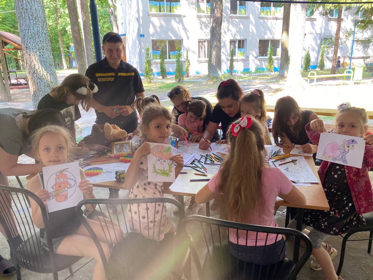 діти разом малюють