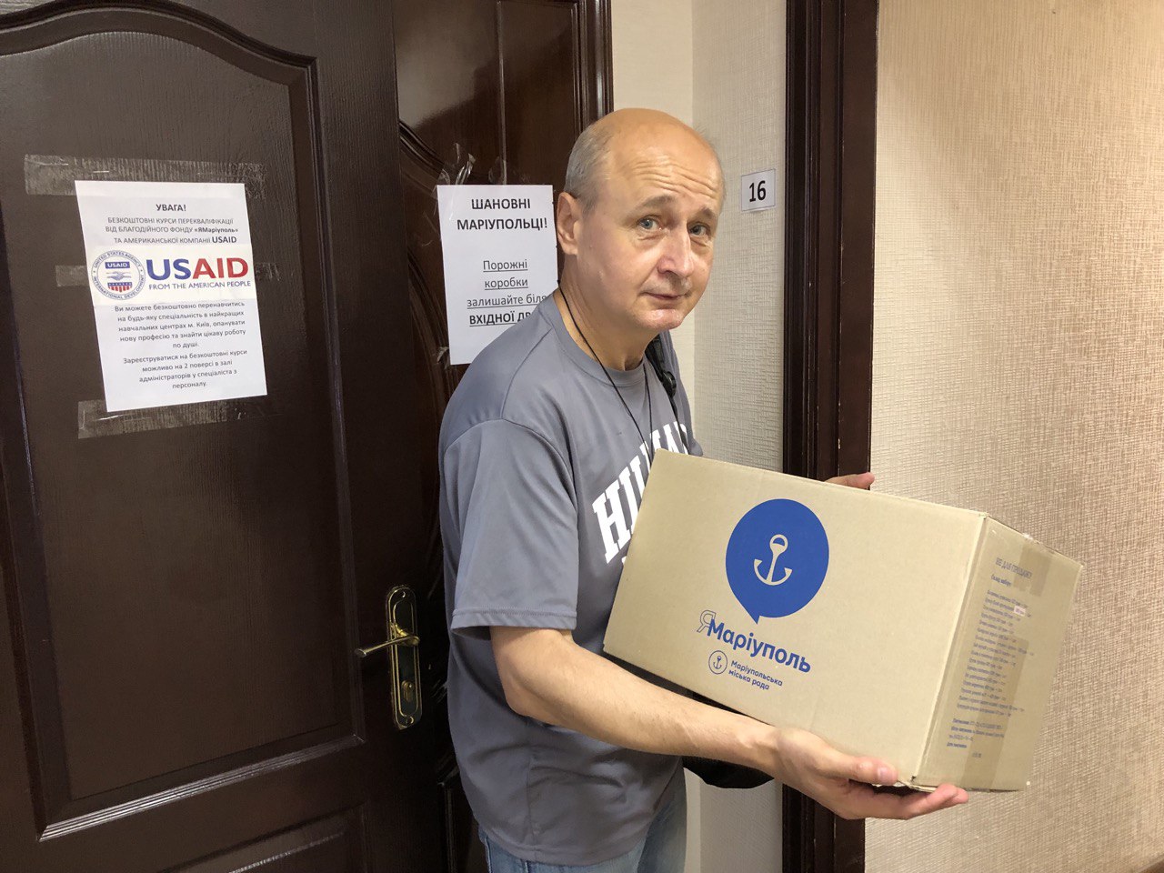 Євгеній Сосновський із продуктовим набором