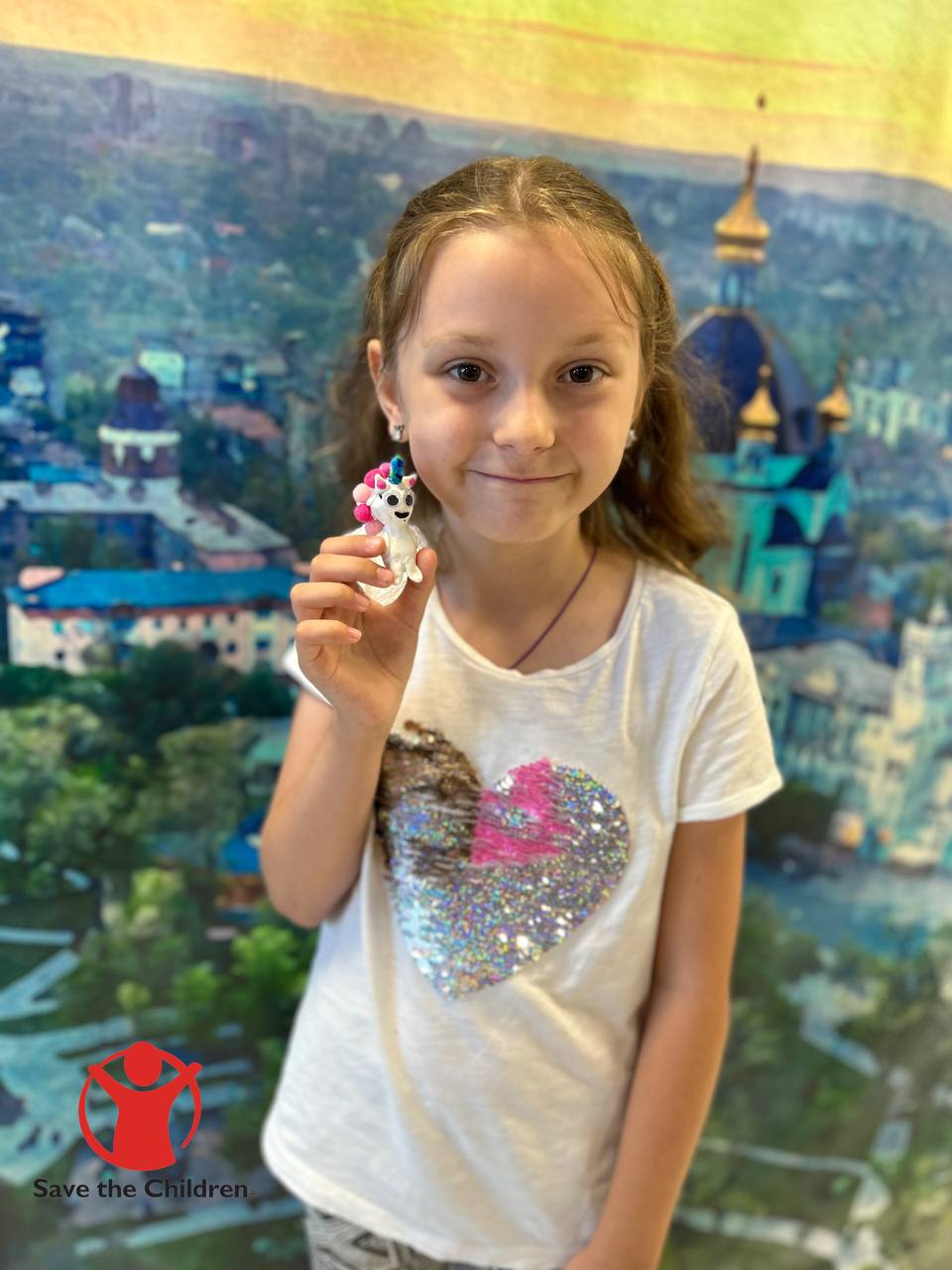 дівчинка із поробкою