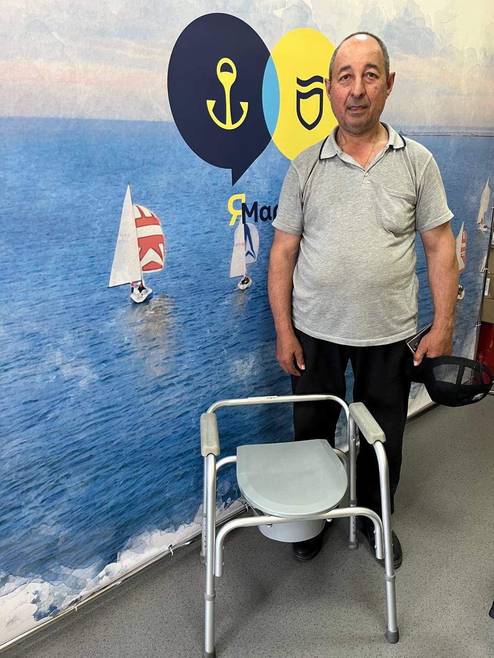 чоловік маріупольчанки із необхідним для поращення її життя обладнанням