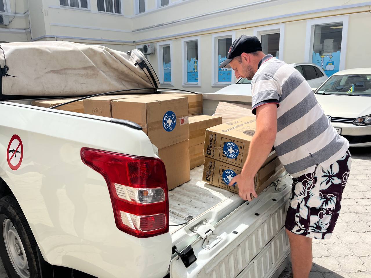 розвантажують автівку з медикаментами