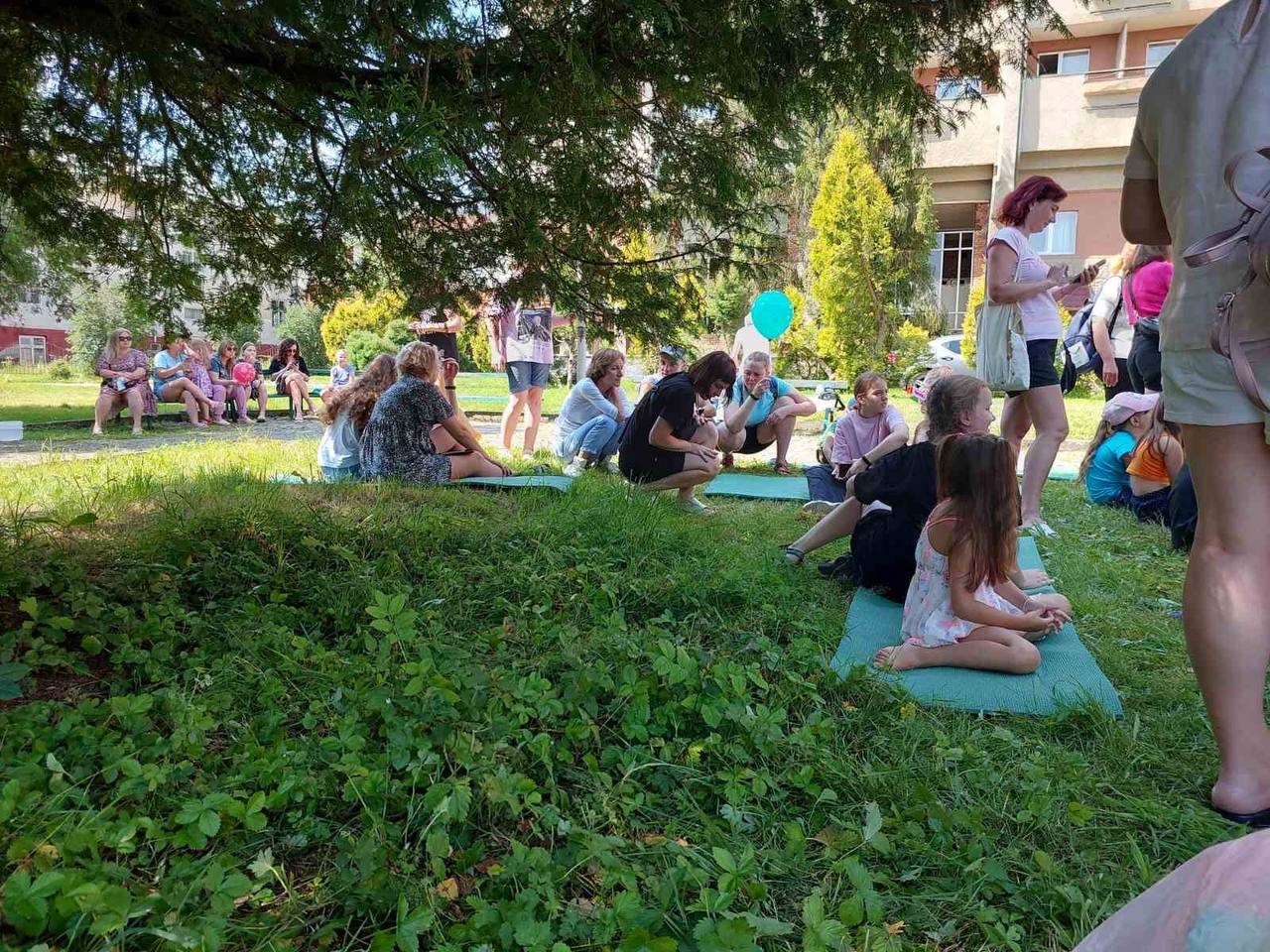 Діти сидять на газоні та відпочивають