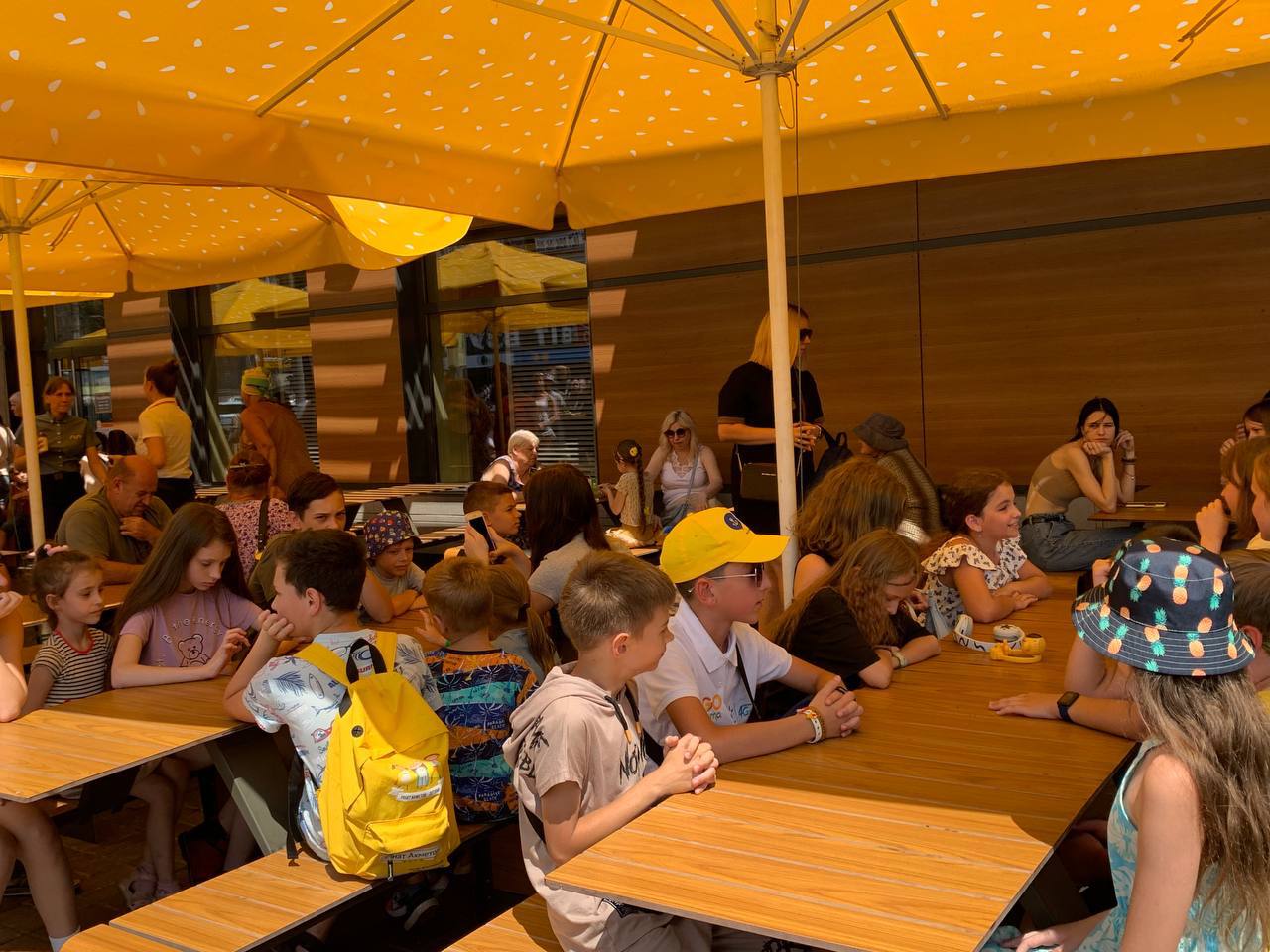 Діти у McDonald's