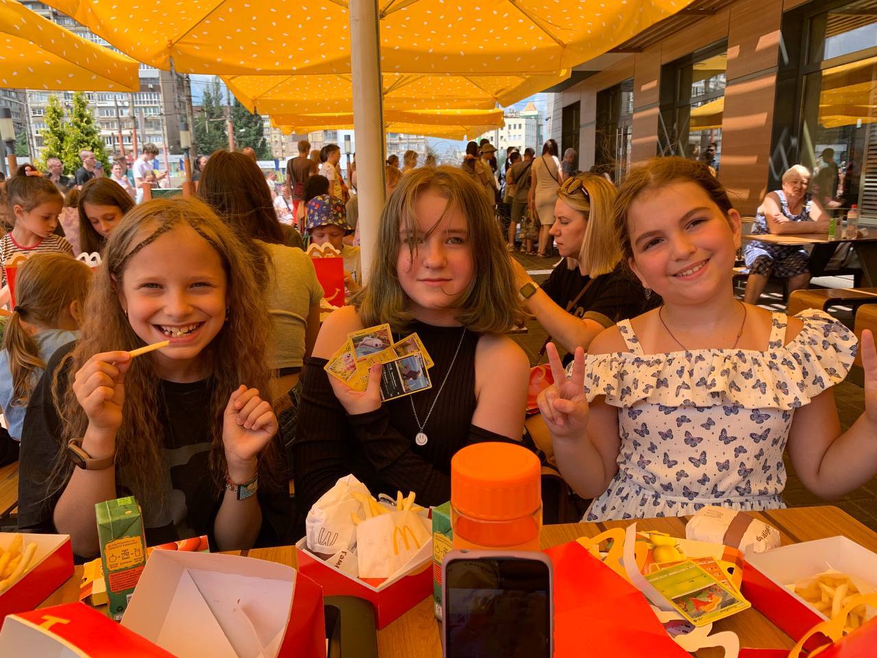 Щасливі діти із смаколиками