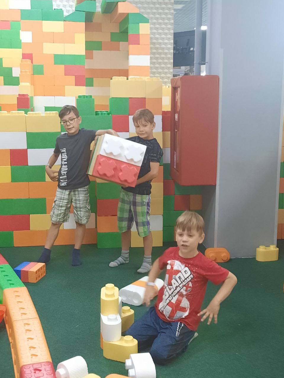Діти збирають великий конструктор