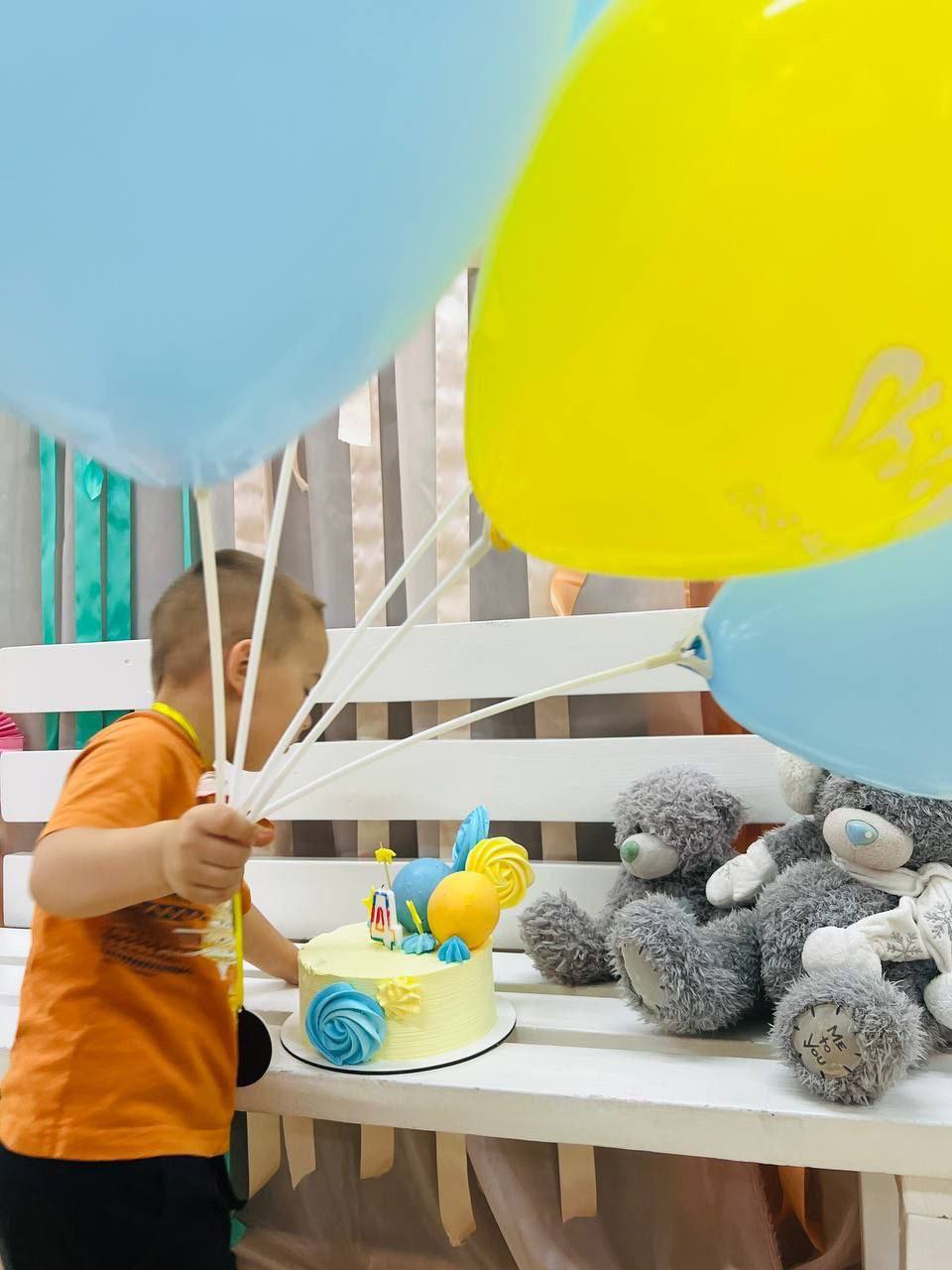 Хлопчик радіє святковому торту