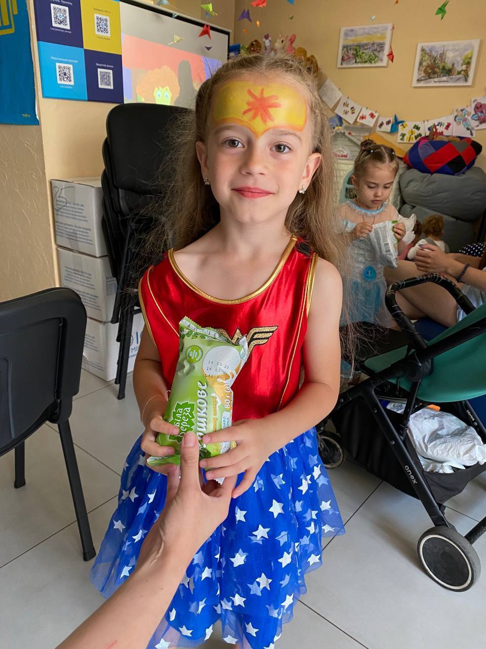 Двічинка в образі супергероя