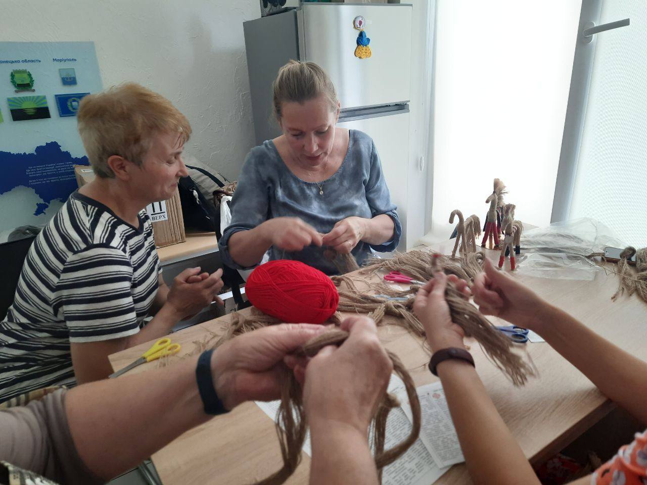 Виготовляють коника-мотанку