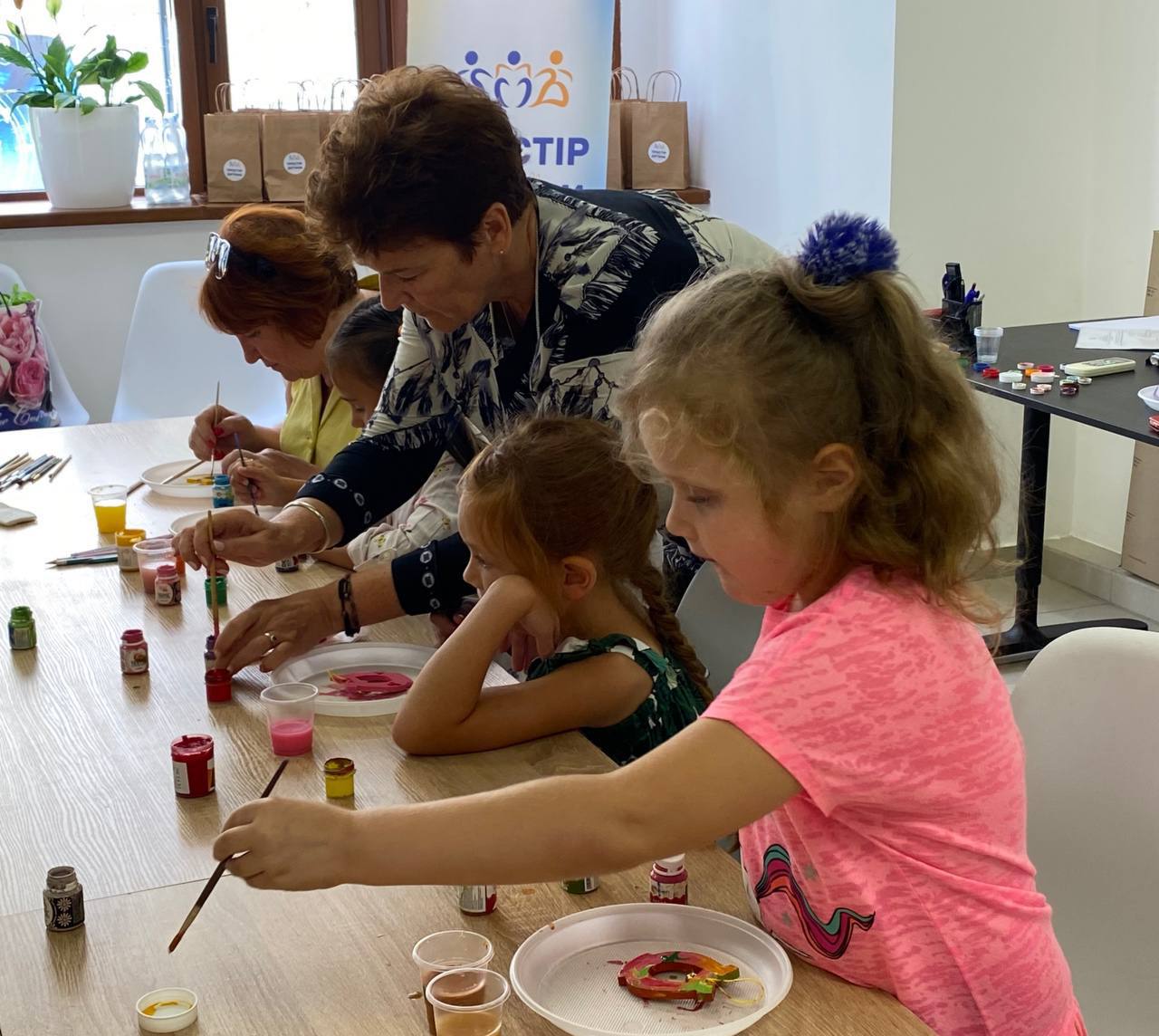 Дітлахи розфарбовують підкови