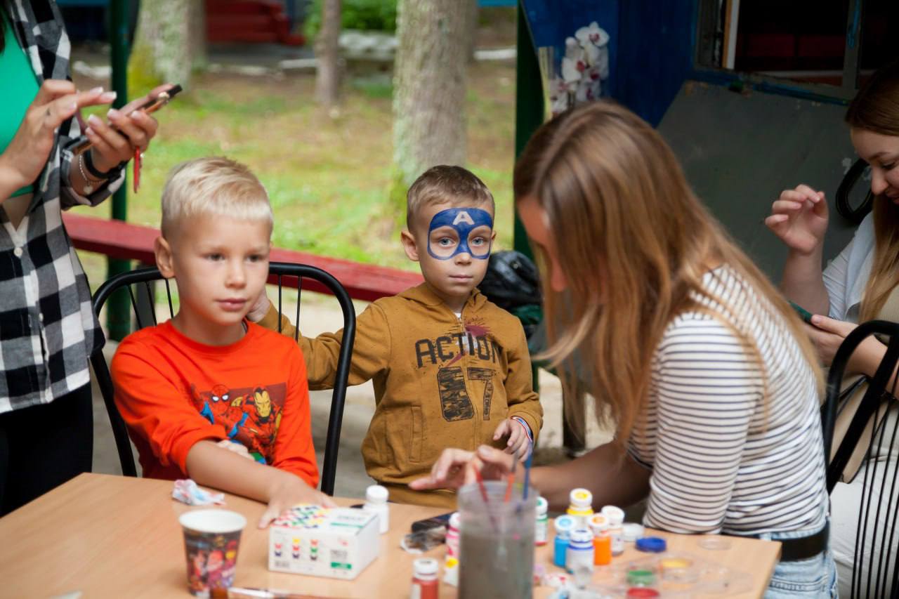 Дітям роблять аквагрим
