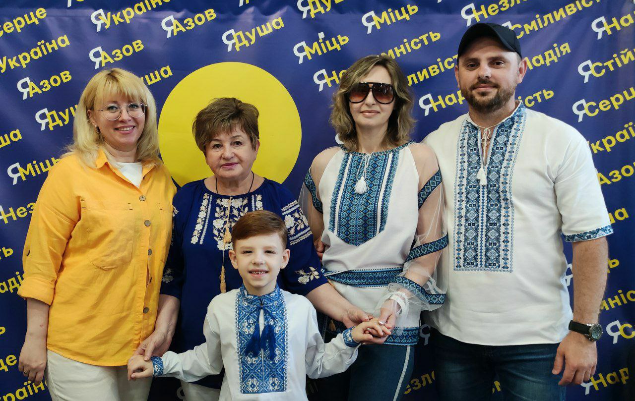 Родина у вишиванках