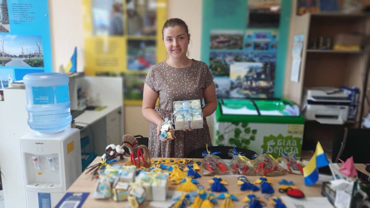 Маріупольчанка Олександра із патріотичним печивом та зефірками, виготовленими власноруч