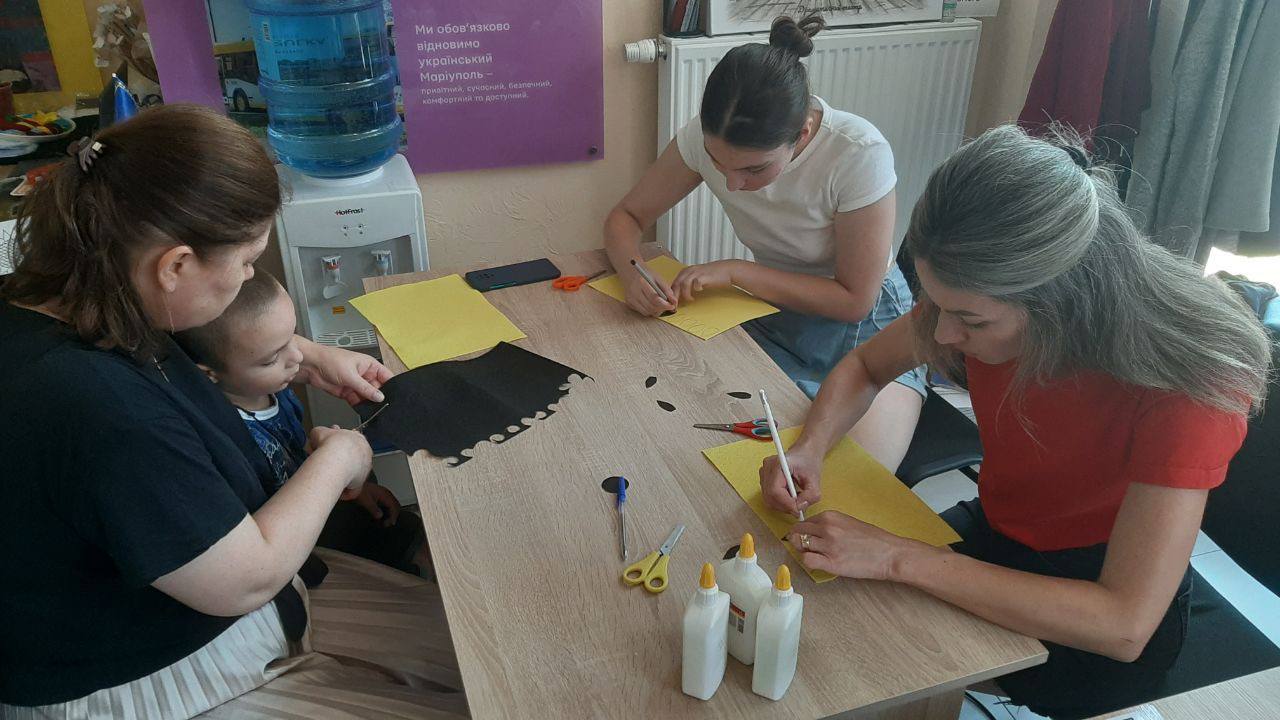 Маріупольці виготовляють символ памяті про загиблих Героїв - соняшники