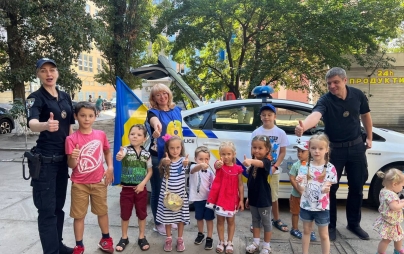 Дітлахи із центру підтримки маріупольців разом із офіцерами поліції