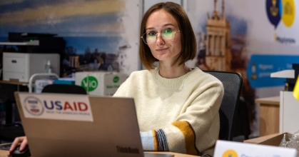 Анастасія Алексєєва за ноутбуком вишукує та компілює вакансії для маріупольців